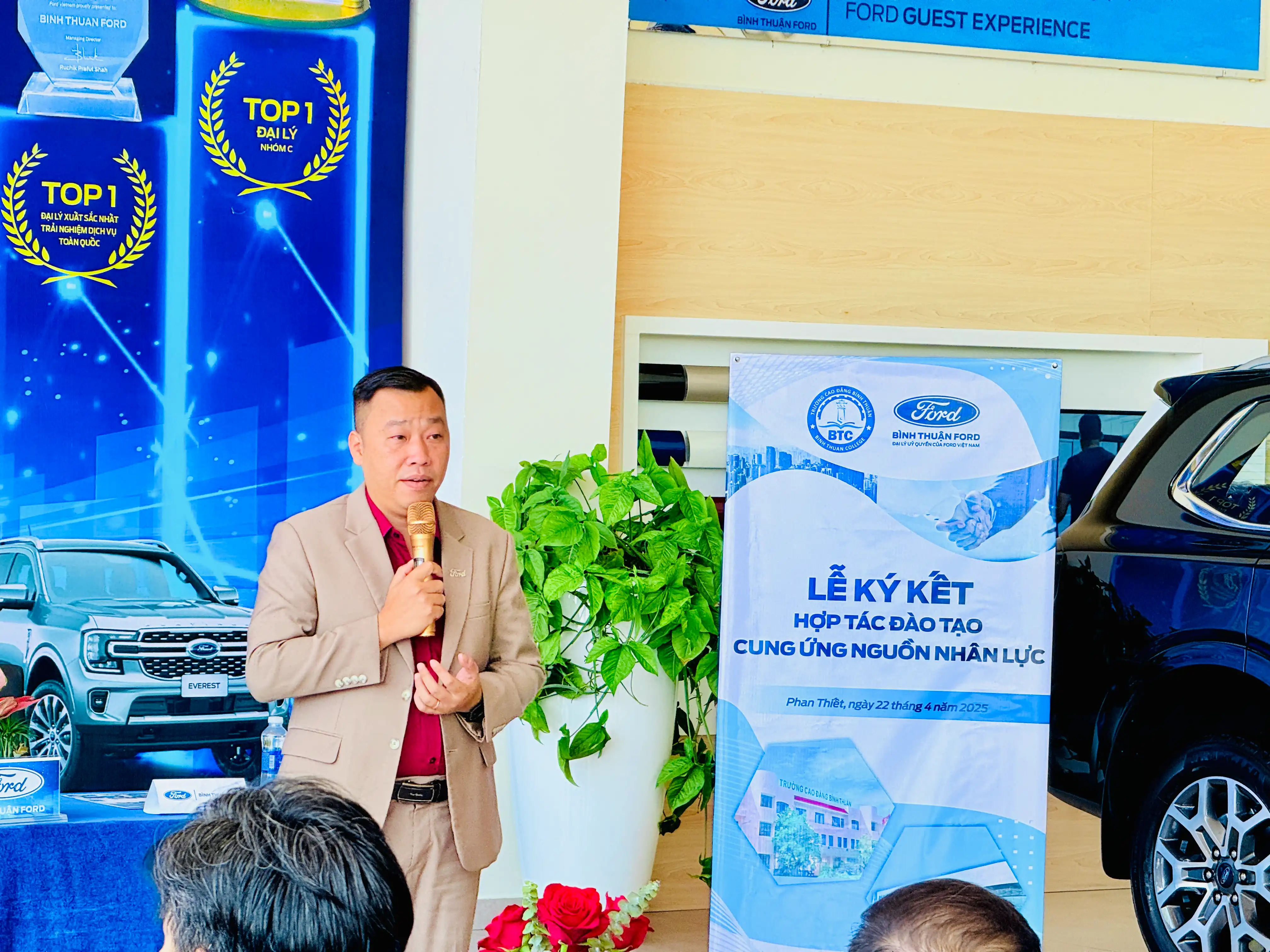 Lanh dao hai don vi trong buoi le