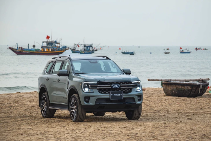 Ford Everest Xanh
