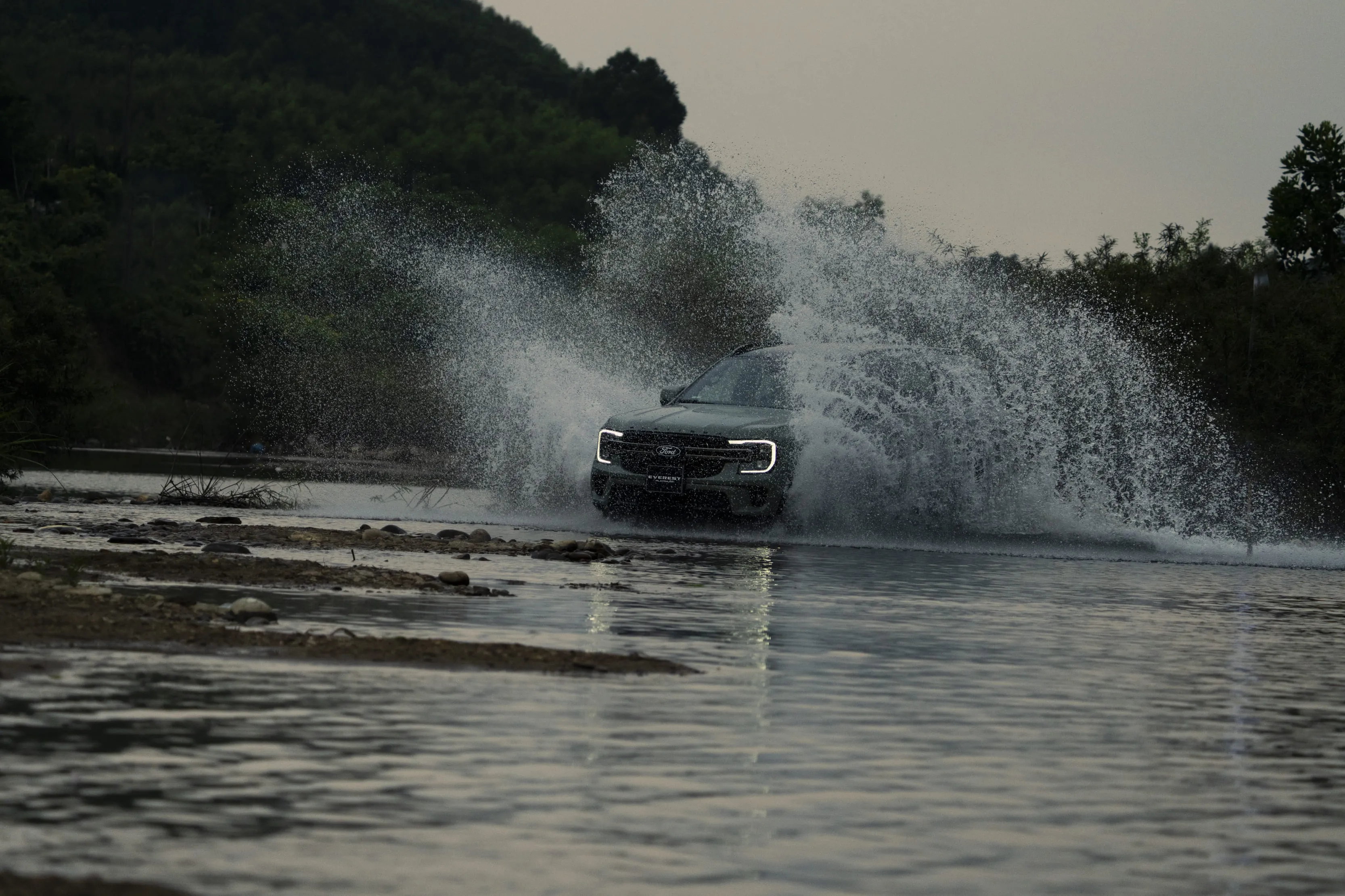 Lái xe qua vùng ngập nước