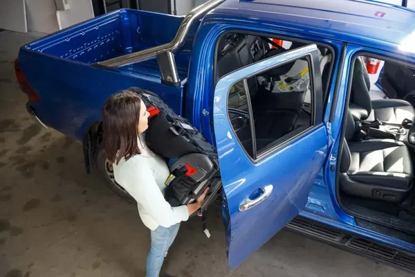 Ghế trẻ em trên ô tô đã mua từ trước, sau 1.7 có phải đổi lại?