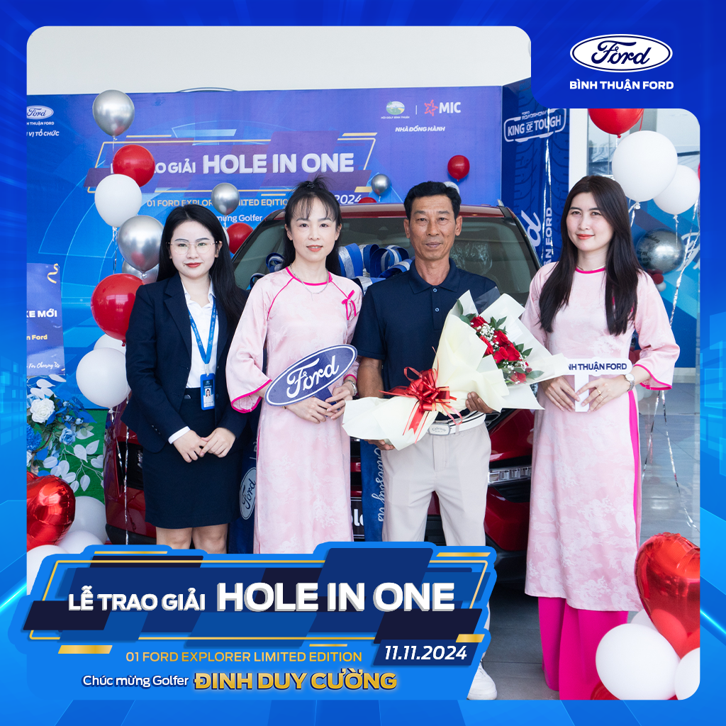 Golfer Đinh Duy Cường chụp hình cùng Ford Explorer Limited Edition trị giá 2.099 tỷ đồng